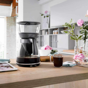 Фото кофеварки DeLonghi Clessidra ICM17210 в интерьере