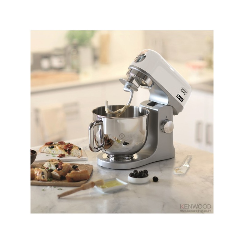 Кухонный комбайн Kenwood kMix KMX 750 WH на кухне