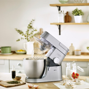 Кухонный комбайн Kenwood Chef XL KVL 4100 S на кухне