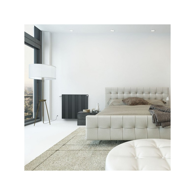 Радиатор биметаллический Royal Thermo Pianoforte 500 Noir Sable (4 секции) в интерьере