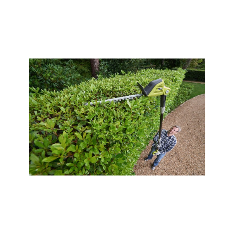 Высоторез Ryobi OPT1845 (без АКБ) в процессе работы на высоте