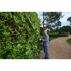 Высоторез Ryobi OPT1845 (без АКБ) в процессе работы