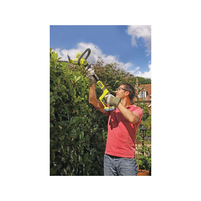 Кусторез Ryobi OHT1850X (без АКБ) в процессе работы