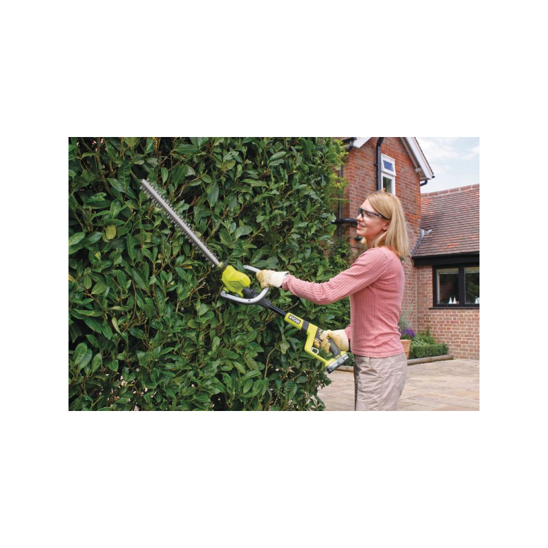 Кусторез Ryobi OHT1850X (без АКБ) в рабочем процессе