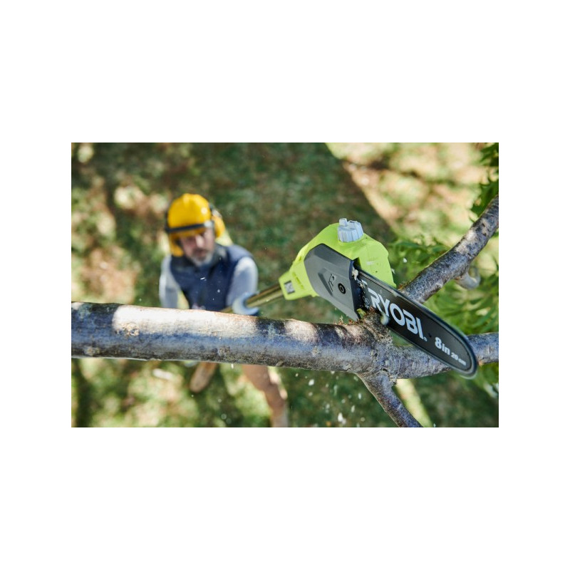 Высоторез Ryobi OPP1820 в процессе работы