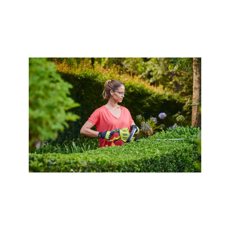 Кусторез Ryobi RHT4550 в процессе работы