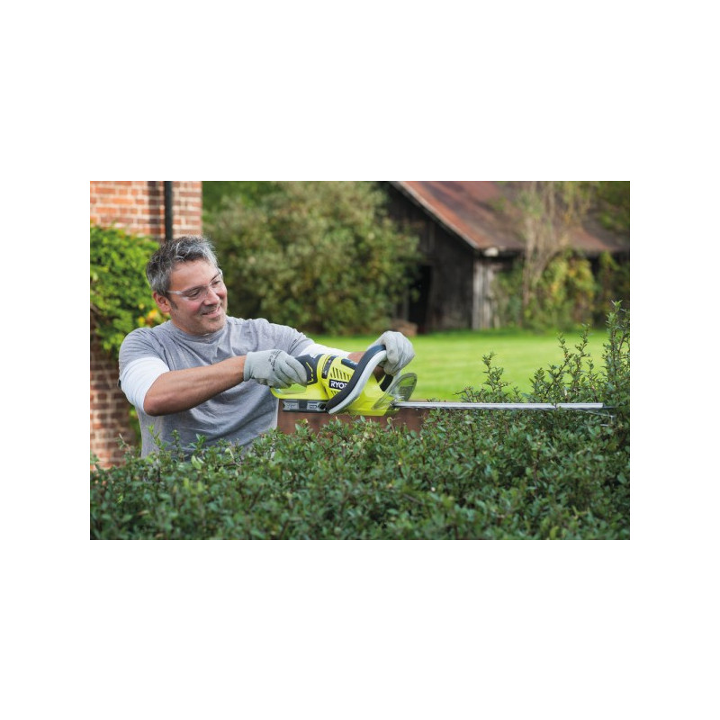 Кусторез Ryobi OHT1855R (без АКБ) в процессе работы