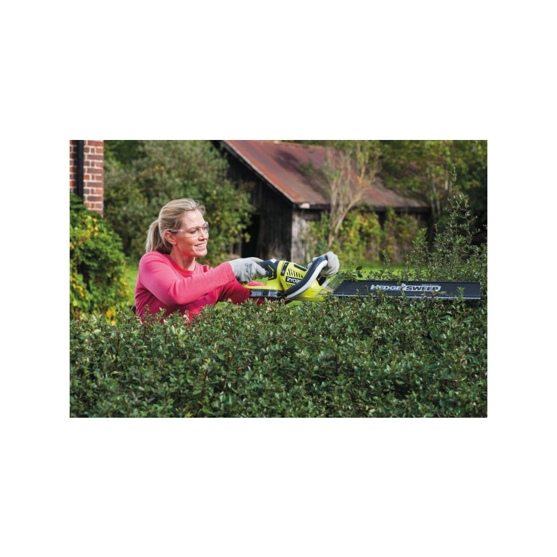 Кусторез Ryobi OHT1855R (без АКБ) в рабочем процессе