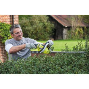 Кусторез Ryobi OHT1855R (без АКБ) в процессе работы