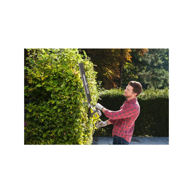 Кусторез Ryobi RHT8165RL в процессе работы