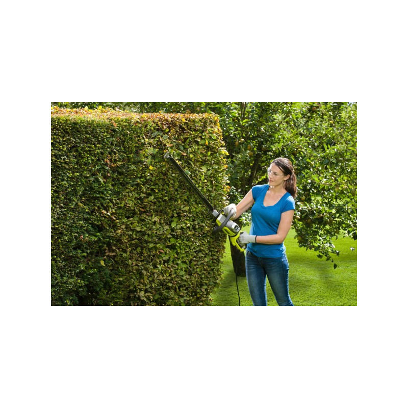 Кусторез Ryobi RHT6760RL в процессе работы