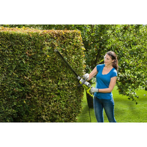 Кусторез Ryobi RHT6760RL в процессе работы