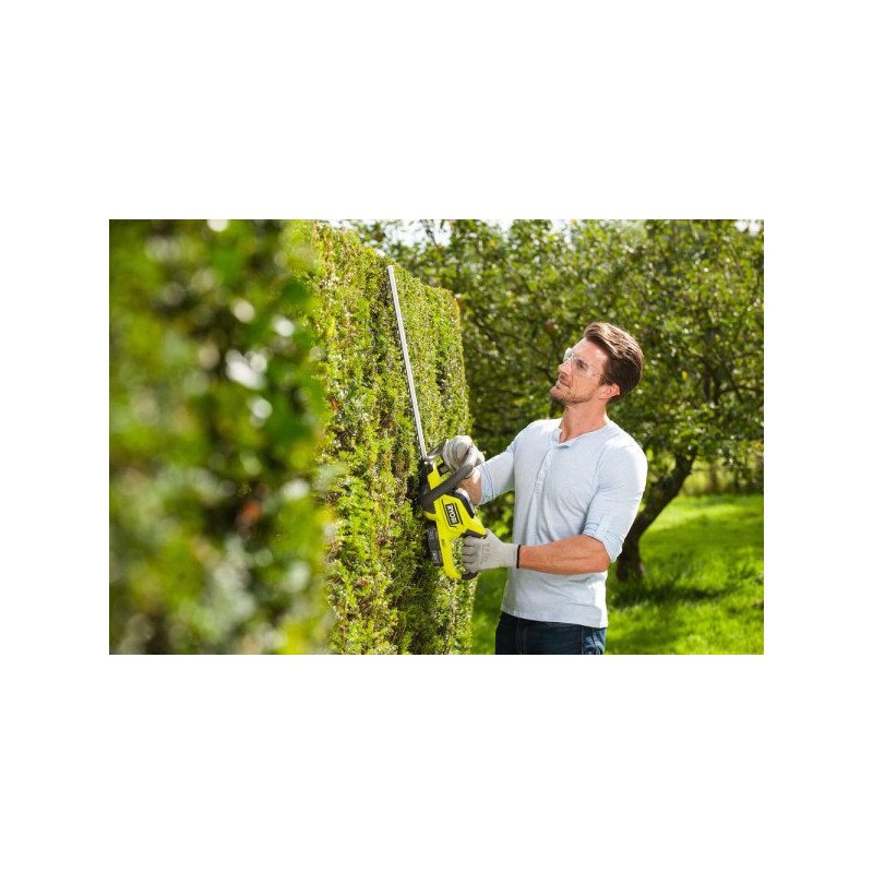 Кусторез Ryobi OHT1845 (без АКБ) в процессе работы