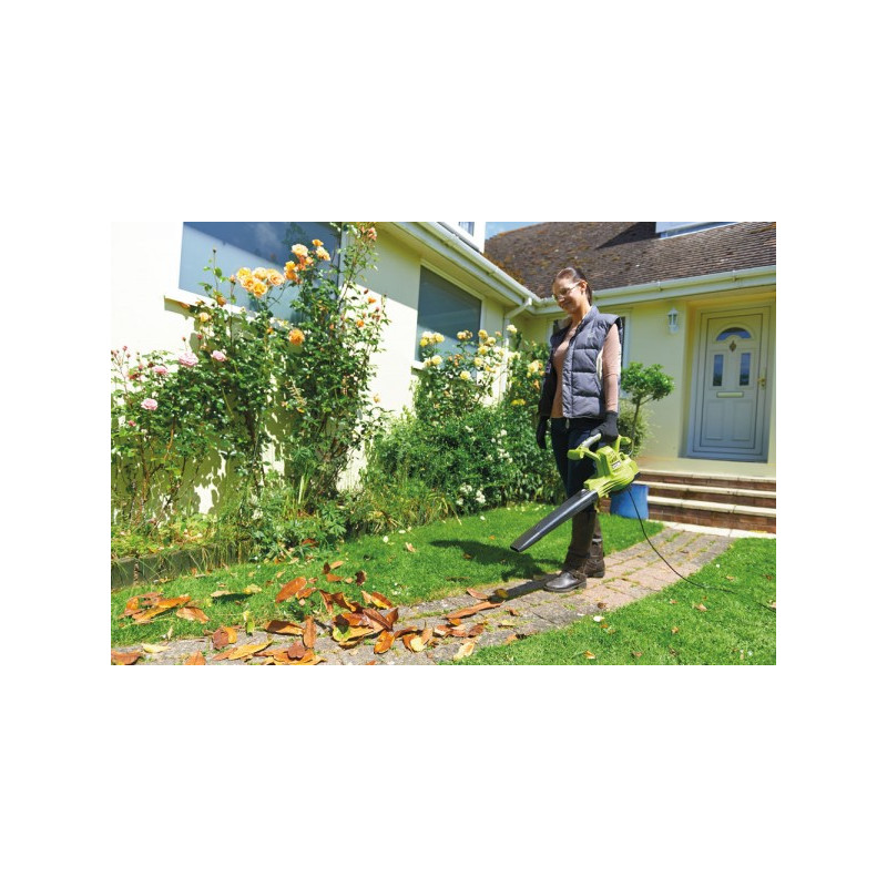 Воздуходувка-пылесос электрическая Ryobi RBV3000CSV в процессе работы