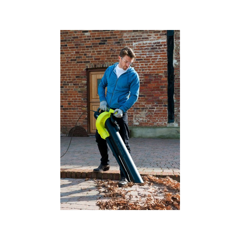 Воздуходувка-пылесос электрическая Ryobi RBV3000CESV в процессе работы