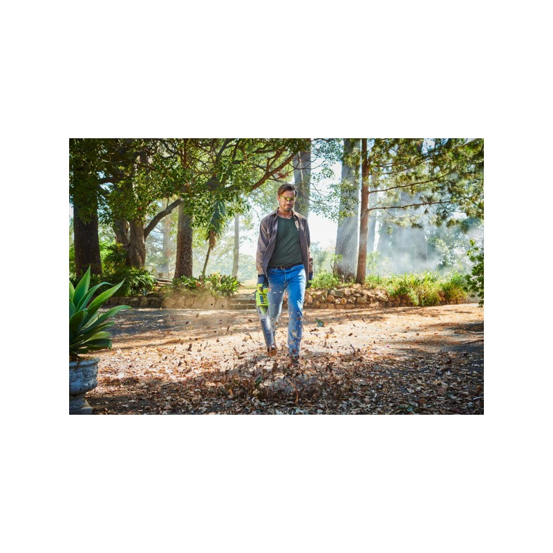 Воздуходувка аккумуляторная Ryobi OBL18JB (без АКБ) в процессе работы