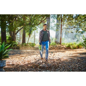 Воздуходувка аккумуляторная Ryobi OBL18JB (без АКБ) в процессе работы