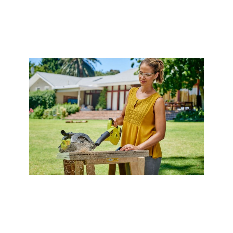 Воздуходувка аккумуляторная Ryobi R18TB-0 (без АКБ) в рабочем процессе