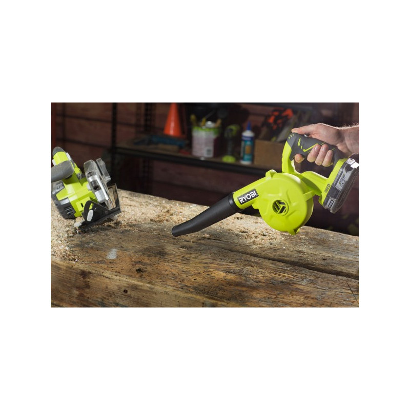 Воздуходувка аккумуляторная Ryobi R18TB-0 (без АКБ) в процессе сдувания