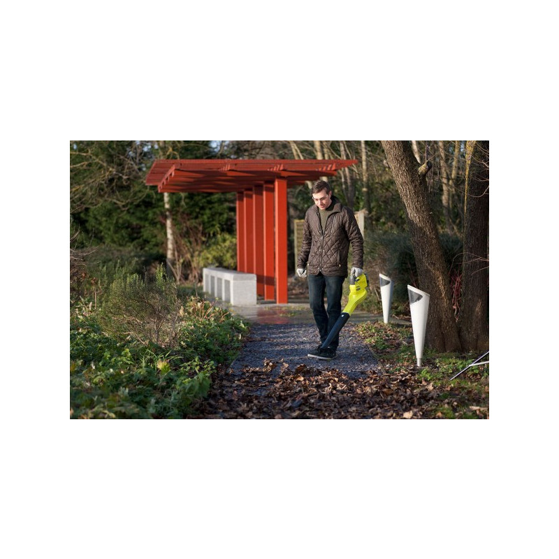 Воздуходувка гибридная Ryobi OBL1820H в процессе работы