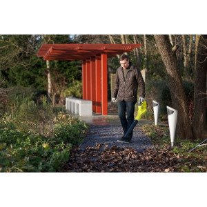 Воздуходувка гибридная Ryobi OBL1820H в процессе работы