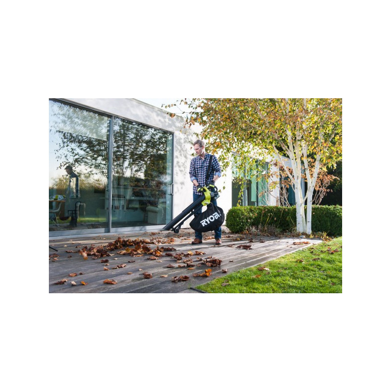 Воздуходувка-пылесос аккумуляторная Ryobi OBV18 (без АКБ) в процессе работы